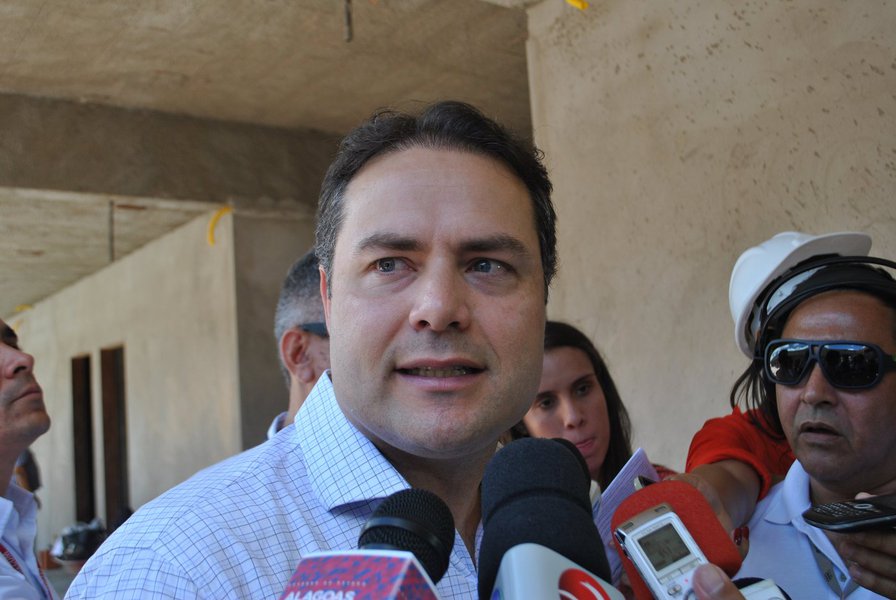 Pesquisa realizada pelo Instituto Falpe para governador, senador, deputado estadual e federal, entre os dias 17 e 21 de julho, em Major Izidoro, ouviu 3 mil pessoas; em todos os cenários, o governador Renan Filho (PDB) lidera o levantamento; ele aparece com 30% de intenções de votos, seguido pelo prefeito de Maceió, Rui Palmeira (PSDB), com 11%; o deputado federal JHC (SB) ficou com 5% (Foto: Voney Malta) Pesquisa realizada pelo Instituto Falpe para governador, senador, deputado estadual e federal, entre os dias 17 e 21 de julho, em Major Izidoro, ouviu 3 mil pessoas; em todos os cenários, o governador Renan Filho (PDB) lidera o levantamento; ele aparece com 30% de intenções de votos, seguido pelo prefeito de Maceió, Rui Palmeira (PSDB), com 11%; o deputado federal JHC (SB) ficou com 5%