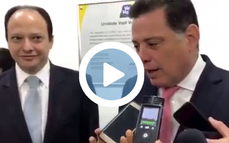 O governador Marconi Perillo rebateu as críticas da oposição sobre o programa Goiás na Frente; "Se criticam é porque estão incomodados", disse em coletiva de imprensa, após o lançamento do 79º Vapt Vupt do Estado, em Goiânia; Marconi afirmou que o programa está beneficiando todos os municípios goianos "independentemente de cor partidária" (Foto: Leonardo Lucena) O governador Marconi Perillo rebateu as críticas da oposição sobre o programa Goiás na Frente; "Se criticam é porque estão incomodados", disse em coletiva de imprensa, após o lançamento do 79º Vapt Vupt do Estado, em Goiânia; Marconi afirmou que o programa está beneficiando todos os municípios goianos "independentemente de cor partidária"