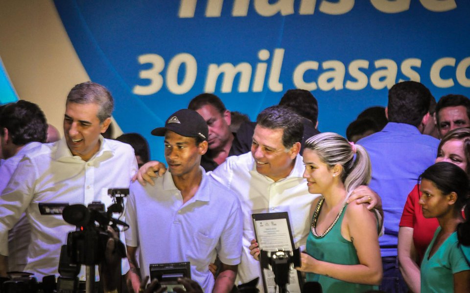O governador Marconi Perillo lançou o programa Goiás na Frente Habitação, vertente do Programa Goiás na Frente destinada exclusivamente à construção de moradias populares nos 246 municípios goianos; o projeto prevê a construção de 30 mil casas até o final de 2018; Marconi lembrou que, em sua gestão anterior e nessa, o governo estadual construiu 250 mil casas pela Agehab, por meio do Cheque Mais Moradia, e por meio de parcerias com as prefeituras e com a Caixa Econômica; “Então essa meta de 30 mil casas é uma meta real, que nós vamos alcançar com certeza. Vamos entregá-las até o final de 2018”, frisou, lembrando que os recursos já estão assegurados (Foto: Leonardo Lucena) O governador Marconi Perillo lançou o programa Goiás na Frente Habitação, vertente do Programa Goiás na Frente destinada exclusivamente à construção de moradias populares nos 246 municípios goianos; o projeto prevê a construção de 30 mil casas até o final de 2018; Marconi lembrou que, em sua gestão anterior e nessa, o governo estadual construiu 250 mil casas pela Agehab, por meio do Cheque Mais Moradia, e por meio de parcerias com as prefeituras e com a Caixa Econômica; “Então essa meta de 30 mil casas é uma meta real, que nós vamos alcançar com certeza. Vamos entregá-las até o final de 2018”, frisou, lembrando que os recursos já estão assegurados