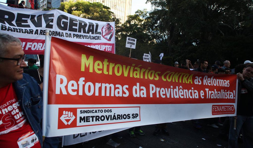 Em São Paulo, os sindicatos dos metroviários, dos motoristas de ônibus, dos motoboys e dos trabalhadores da limpeza urbana devem aderir à greve em protesto contra as reformas da Previdência e Trabalhista; bancários também participarão da mobilização, que acontece em outros estados; sindicatos dos petroleiros de Minas Gerais, Amazonas, Pernambuco/Paraíba, Espírito Santo, Bahia, Duque de Caxias (RJ) e Ceará/Piauí declararam adesão ao protesto (Foto: Leonardo Lucena) Em São Paulo, os sindicatos dos metroviários, dos motoristas de ônibus, dos motoboys e dos trabalhadores da limpeza urbana devem aderir à greve em protesto contra as reformas da Previdência e Trabalhista; bancários também participarão da mobilização, que acontece em outros estados; sindicatos dos petroleiros de Minas Gerais, Amazonas, Pernambuco/Paraíba, Espírito Santo, Bahia, Duque de Caxias (RJ) e Ceará/Piauí declararam adesão ao protesto
