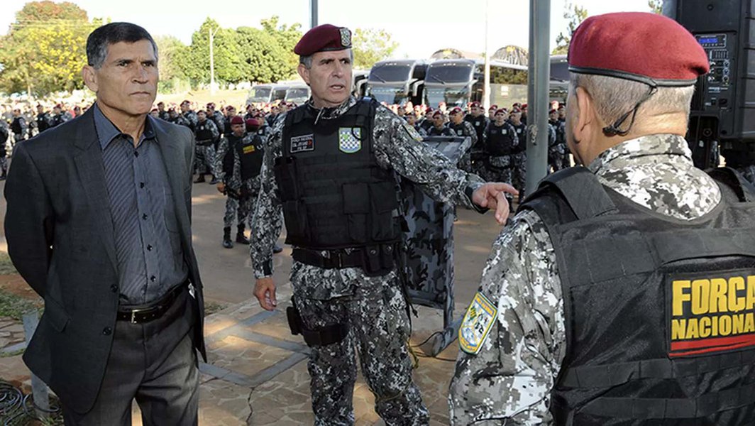 Autoridades estaduais e federais devem definir ainda nesta quinta-feira (11), durante reunião, como irão atuar os 300 homens da Força Nacional de Segurança que já estão no Rio de Janeiro; desejo do governo do Estado é que eles atuem nas linhas expressas, no combate ao roubo de cargas, e no enfrentamento à chegada de armas e drogas (Foto: Voney Malta) Autoridades estaduais e federais devem definir ainda nesta quinta-feira (11), durante reunião, como irão atuar os 300 homens da Força Nacional de Segurança que já estão no Rio de Janeiro; desejo do governo do Estado é que eles atuem nas linhas expressas, no combate ao roubo de cargas, e no enfrentamento à chegada de armas e drogas