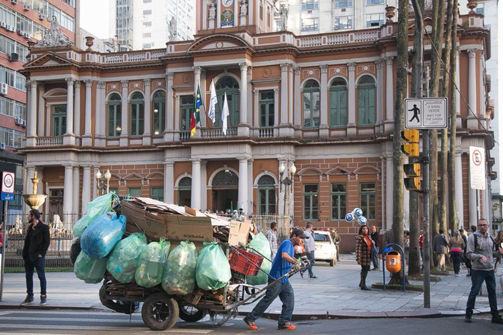 A Prefeitura de Porto Alegre inicia na próxima segunda-feira (31) o pagamento parcelado da folha salarial do mês de julho, com o depósito de até R$ 6.650 líquidos para os servidores municipais; segundo o Executivo, com essa primeira parcela, 78% do funcionalismo (24,6 mil servidores) receberão seus salários de modo integral; os demais servidores (6,9 mil) receberão o restante de seus vencimentos até o dia 4 de agosto, dependendo do ingresso de novos recursos (Foto: Leonardo Lucena) A Prefeitura de Porto Alegre inicia na próxima segunda-feira (31) o pagamento parcelado da folha salarial do mês de julho, com o depósito de até R$ 6.650 líquidos para os servidores municipais; segundo o Executivo, com essa primeira parcela, 78% do funcionalismo (24,6 mil servidores) receberão seus salários de modo integral; os demais servidores (6,9 mil) receberão o restante de seus vencimentos até o dia 4 de agosto, dependendo do ingresso de novos recursos