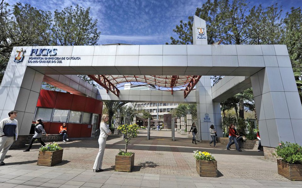 A redução do número de alunos, do número de créditos contratados por alunos e de recursos provenientes de programas como o Fies atingiram diretamente o ensino privado superior, resultando em demissões e cortes de gastos e investimentos; o anúncio de cerca de 100 demissões de professores na PUC-RS chamou a atenção para o problema que vem atingindo universidades e faculdades privadas em todo o País; “Existe uma crise evidente no setor de ensino privado superior”, diz Marcos Fuhr, diretor do Sinpro-RS; a PUC-RS afirma que, “diante de um cenário político-econômico nacional de profunda instabilidade e incertezas, e dos desafios da educação superior no Brasil, que envolvem a redução no número de estudantes, as instituições precisam, necessariamente, adequar-se periodicamente a esse contexto” (Foto: Leonardo Lucena) A redução do número de alunos, do número de créditos contratados por alunos e de recursos provenientes de programas como o Fies atingiram diretamente o ensino privado superior, resultando em demissões e cortes de gastos e investimentos; o anúncio de cerca de 100 demissões de professores na PUC-RS chamou a atenção para o problema que vem atingindo universidades e faculdades privadas em todo o País; “Existe uma crise evidente no setor de ensino privado superior”, diz Marcos Fuhr, diretor do Sinpro-RS; a PUC-RS afirma que, “diante de um cenário político-econômico nacional de profunda instabilidade e incertezas, e dos desafios da educação superior no Brasil, que envolvem a redução no número de estudantes, as instituições precisam, necessariamente, adequar-se periodicamente a esse contexto”