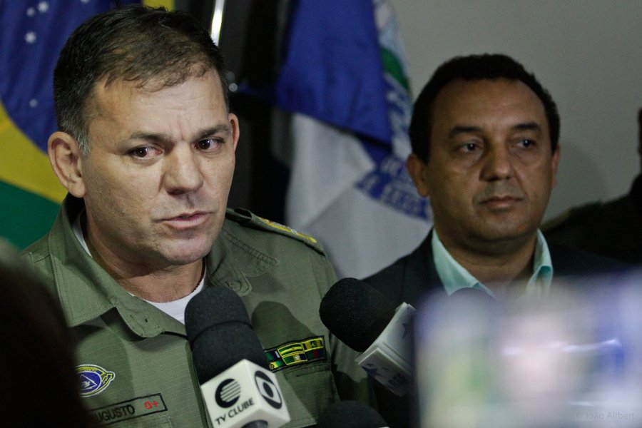 A reaplicação da prova do concurso da PM-PI será no dia 2 de julho; a data foi divulgada nesta terça-feira (23) pelo reitor da Universidade Estadual do Piauí (Uespi), Nouga Cardoso, e o comandante geral da PM, Carlos Augusto, durante entrevista coletiva na sede da Polícia Militar; eles também anunciaram que a elaboração e impressão das novas avaliações serão feitas fora do Piauí por outra instituição (Foto: Leonardo Lucena) A reaplicação da prova do concurso da PM-PI será no dia 2 de julho; a data foi divulgada nesta terça-feira (23) pelo reitor da Universidade Estadual do Piauí (Uespi), Nouga Cardoso, e o comandante geral da PM, Carlos Augusto, durante entrevista coletiva na sede da Polícia Militar; eles também anunciaram que a elaboração e impressão das novas avaliações serão feitas fora do Piauí por outra instituição