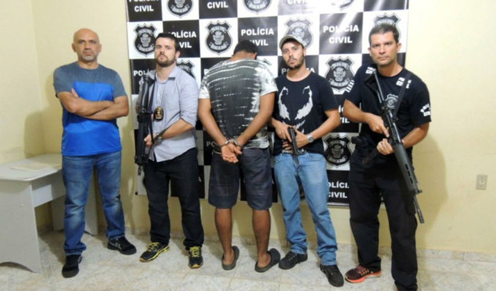 Um servidor público foi preso em Alto Paraíso de Goiás acusado de estuprar uma turista alemã, de 23 anos; ela estava na cidade há duas semanas para prestar serviços comunitários e para passear; abordagem ocorreu enquanto a turista fazia uma caminhada por uma estrada de barro da cidade (Foto: Voney Malta) Um servidor público foi preso em Alto Paraíso de Goiás acusado de estuprar uma turista alemã, de 23 anos; ela estava na cidade há duas semanas para prestar serviços comunitários e para passear; abordagem ocorreu enquanto a turista fazia uma caminhada por uma estrada de barro da cidade