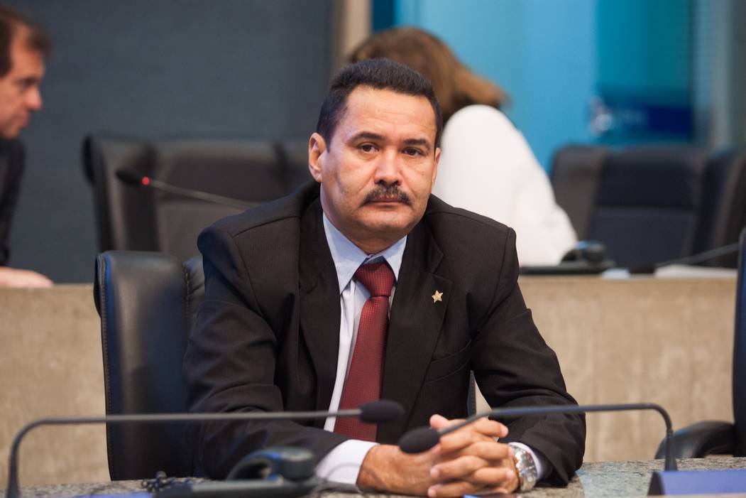 O deputado Moisés Braz (PT) destacou hoje, na Assembleia Legislativa que o debate provocado por eleições indiretas para presidente pode desencadear uma revolta popular pedindo eleições gerais no Brasil. “Este debate das eleições indiretas, que vai ganhando corpo, pode fazer com que a população se rebele contra os bons políticos e peça eleições gerais, pela falta de credibilidade que a classe política tem passado”. Moisés Braz defende que haja eleições diretas para a presidência, no caso do afastamento de Michel Temer (Foto: Fatima 247) O deputado Moisés Braz (PT) destacou hoje, na Assembleia Legislativa que o debate provocado por eleições indiretas para presidente pode desencadear uma revolta popular pedindo eleições gerais no Brasil. “Este debate das eleições indiretas, que vai ganhando corpo, pode fazer com que a população se rebele contra os bons políticos e peça eleições gerais, pela falta de credibilidade que a classe política tem passado”. Moisés Braz defende que haja eleições diretas para a presidência, no caso do afastamento de Michel Temer