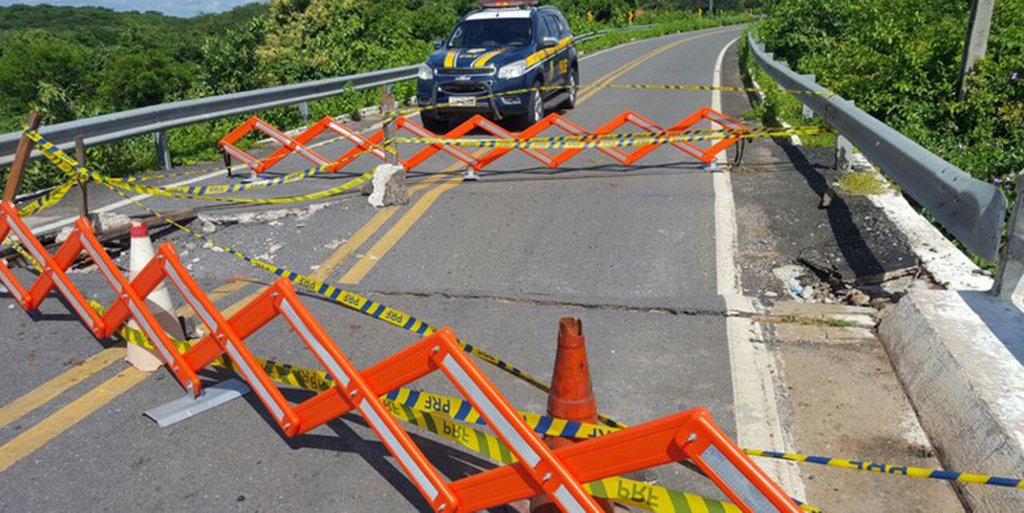 A Ponte do Retiro, na BR-402, Km 99, na divisa do Piauí com Ceará continua interditada e sem previsão de liberação; veículos pesados e automóveis estão proibidos de passar pelo local, o trafego é permitido apenas para motocicletas, bicicletas e pedestres; a interdição ocorreu no dia 19 de abril devido avarias na cabeceira da ponte; a rodovia liga Parnaíba a Chaval, Barroquinha, Camocim, Granja, Jericoacoara e acesso a outras cidades do estado do Ceará, próximas a Parnaíba e Camocim (Foto: Leonardo Lucena) A Ponte do Retiro, na BR-402, Km 99, na divisa do Piauí com Ceará continua interditada e sem previsão de liberação; veículos pesados e automóveis estão proibidos de passar pelo local, o trafego é permitido apenas para motocicletas, bicicletas e pedestres; a interdição ocorreu no dia 19 de abril devido avarias na cabeceira da ponte; a rodovia liga Parnaíba a Chaval, Barroquinha, Camocim, Granja, Jericoacoara e acesso a outras cidades do estado do Ceará, próximas a Parnaíba e Camocim