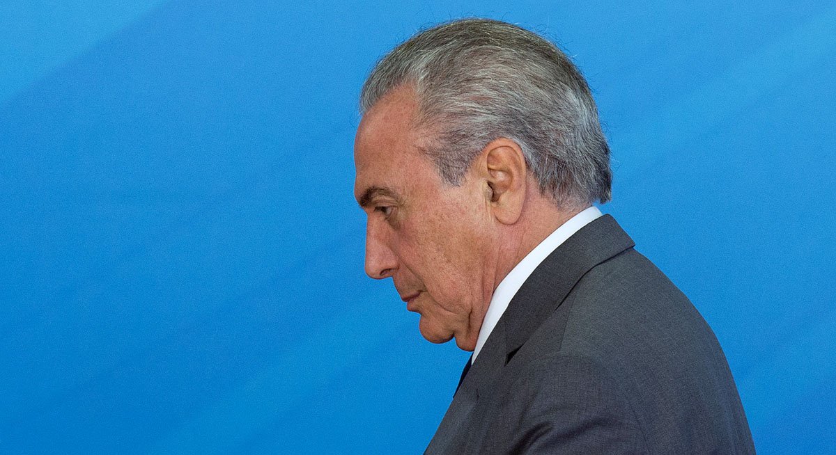 Jornalista Kiko Nogueira, do Diário do Centro do Mundo, resgata relato de cenas de baixo astral no Palácio do Planalto, feito pelo também jornalista Luís Costa Pinto, e constata que "nem Michel aguenta mais Michel"; "Nas entrelinhas de suas declarações mais recentes, ele já jogou a toalha", diz Nogueira, lembrando que Temer não finge mais indignação, não faz teatro como no começo do golpe, com as mãozinhas, nem bate na mesa; "É um político derrotado, resignado e culpado" (Foto: Gisele Federicce) Jornalista Kiko Nogueira, do Diário do Centro do Mundo, resgata relato de cenas de baixo astral no Palácio do Planalto, feito pelo também jornalista Luís Costa Pinto, e constata que "nem Michel aguenta mais Michel"; "Nas entrelinhas de suas declarações mais recentes, ele já jogou a toalha", diz Nogueira, lembrando que Temer não finge mais indignação, não faz teatro como no começo do golpe, com as mãozinhas, nem bate na mesa; "É um político derrotado, resignado e culpado"