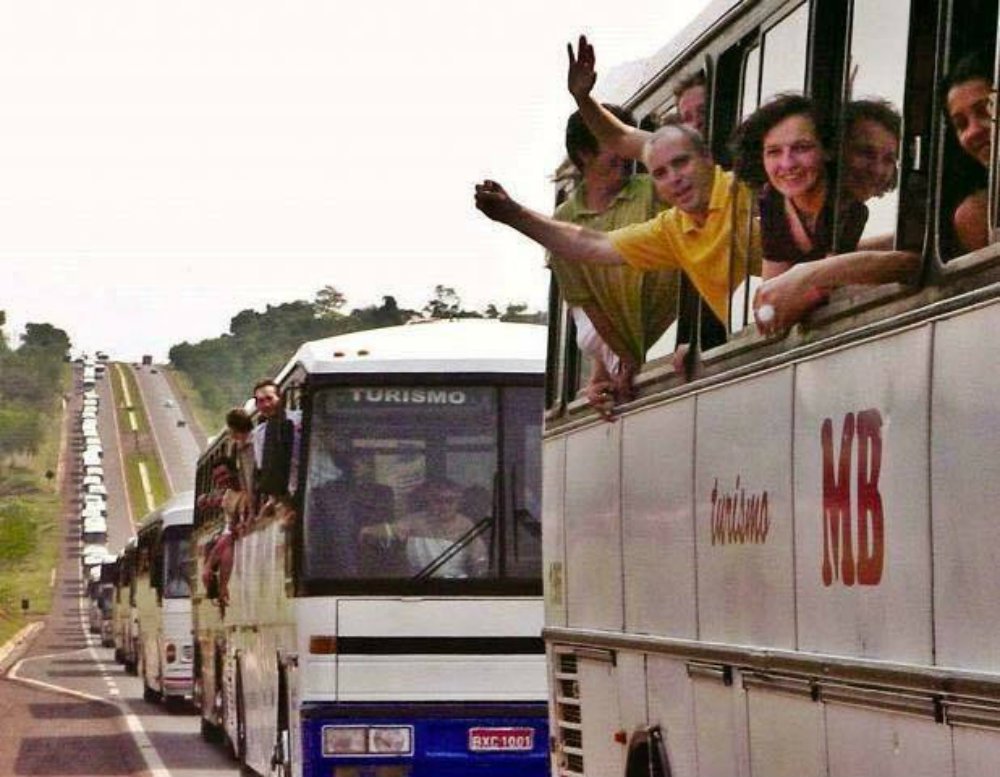 Uma multidão toma as ruas de Curitiba. Movimentos, sociais, caravanas de apoiadores e populares chegaram de todas as partes do país ao longo do dia. Apesar das provocações da Polícia Militar e dos outdoors espalhados pela cidade, manifestações pacíficas tomaram a cidade, em clima de luta e festa; reportagem da revista Fórum (Foto: Leonardo Attuch) Uma multidão toma as ruas de Curitiba. Movimentos, sociais, caravanas de apoiadores e populares chegaram de todas as partes do país ao longo do dia. Apesar das provocações da Polícia Militar e dos outdoors espalhados pela cidade, manifestações pacíficas tomaram a cidade, em clima de luta e festa; reportagem da revista Fórum