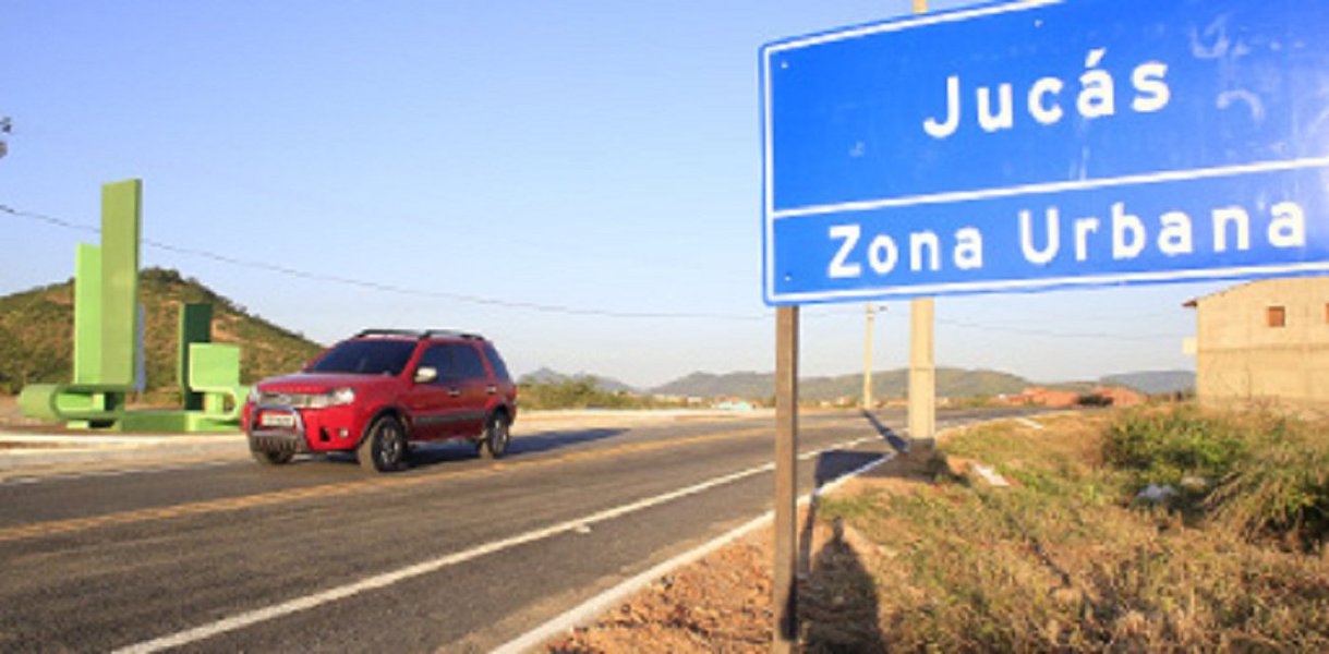 A estrada vai viabilizar o escoamento da produção agrícola e leiteira para grandes centros da região e, principalmente, trazer desenvolvimento para Jucás e municípios vizinhos como Cariús. A entrega foi feita pelo governador Camilo Santana, que na oportunidade assinou ordem de serviço autorizando a construção de um Centro de Educação Infantil (CEI), para atender crianças do município (Foto: Fatima 247) A estrada vai viabilizar o escoamento da produção agrícola e leiteira para grandes centros da região e, principalmente, trazer desenvolvimento para Jucás e municípios vizinhos como Cariús. A entrega foi feita pelo governador Camilo Santana, que na oportunidade assinou ordem de serviço autorizando a construção de um Centro de Educação Infantil (CEI), para atender crianças do município