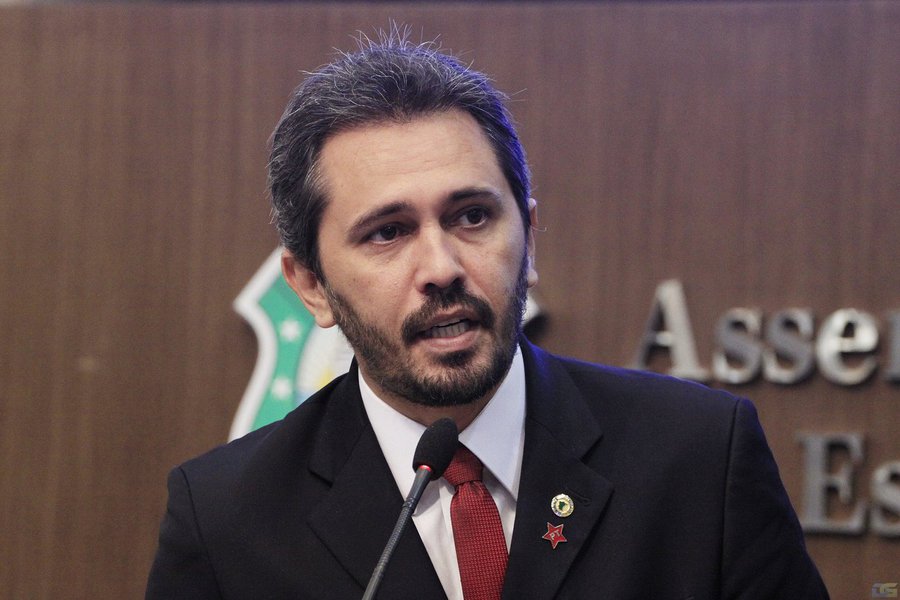 "O Temer não tem mais como continuar no cargo, que vai ficar vago e entendo que o Congresso Nacional não tem legitimidade nem autoridade moral neste momento para escolher a pessoa que vai dirigir os rumos da nação nesta crise", avaliou o deputado Elmano Freitas (PT), em pronunciamento nesta quinta (18), na Assembleia Legislativa. A opinião do petista foi endossada por outros colegas da Casa, como Fernando Hugo (PP) e José Sarto (PDT) (Foto: Rodrigo Rocha) "O Temer não tem mais como continuar no cargo, que vai ficar vago e entendo que o Congresso Nacional não tem legitimidade nem autoridade moral neste momento para escolher a pessoa que vai dirigir os rumos da nação nesta crise", avaliou o deputado Elmano Freitas (PT), em pronunciamento nesta quinta (18), na Assembleia Legislativa. A opinião do petista foi endossada por outros colegas da Casa, como Fernando Hugo (PP) e José Sarto (PDT)