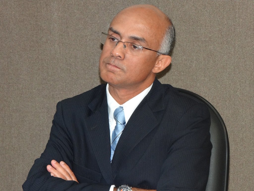 O presidente do Tribunal de Contas do Estado da Bahia (TCE) negou 'farra de cargos' denunciada pela Associação Nacional de Auditores de Controle Externo de Tribunais de Contas do Brasil (ANTC); o órgão é contra nova denominação ao cargo de agente de controle externo para auditor de contas públicas; segundo a ANTC, os TCEs da Bahia, da Paraíba e do Espírito Santo transformaram cargos de nível médio em cargos de nível superior sem exigência de novo concurso para quem já os ocupava; "O projeto não cria qualquer cargo tampouco gera aumento salarial e apenas restabelece um cargo que estava em processo de extinção, com uma mudança na nomenclatura, de agente de controle para auditor de contas públicas", diz Inaldo da Paixão (Foto: Romulo Faro) O presidente do Tribunal de Contas do Estado da Bahia (TCE) negou 'farra de cargos' denunciada pela Associação Nacional de Auditores de Controle Externo de Tribunais de Contas do Brasil (ANTC); o órgão é contra nova denominação ao cargo de agente de controle externo para auditor de contas públicas; segundo a ANTC, os TCEs da Bahia, da Paraíba e do Espírito Santo transformaram cargos de nível médio em cargos de nível superior sem exigência de novo concurso para quem já os ocupava; "O projeto não cria qualquer cargo tampouco gera aumento salarial e apenas restabelece um cargo que estava em processo de extinção, com uma mudança na nomenclatura, de agente de controle para auditor de contas públicas", diz Inaldo da Paixão