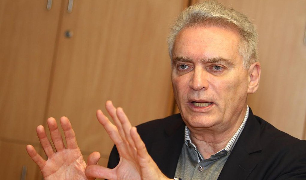O empresário israelense Gil Shavit, que está preso no Peru por envolvimento em um caso de corrupção envolvendo a Odebrecht e autoridades peruanas, declarou à Justiça que o governador de Callao, Félix Moreno, incumbiu o publicitário franco-argentino Luis Favre da tarefa de receber US$ 4 milhões da construtora Odebrecht; Favre foi assessor do Partido dos Trabalhadores e é ex-marido da senadora Marta Suplicy (PMDB-SP) (Foto: Aquiles Lins) O empresário israelense Gil Shavit, que está preso no Peru por envolvimento em um caso de corrupção envolvendo a Odebrecht e autoridades peruanas, declarou à Justiça que o governador de Callao, Félix Moreno, incumbiu o publicitário franco-argentino Luis Favre da tarefa de receber US$ 4 milhões da construtora Odebrecht; Favre foi assessor do Partido dos Trabalhadores e é ex-marido da senadora Marta Suplicy (PMDB-SP)
