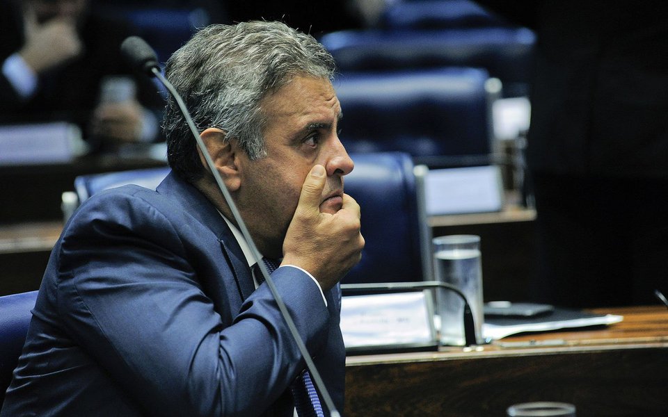 Megadelatado pela Odebrecht, Aécio Neves, o "Mineirinho" da lista de propinas da empreiteira, já deixa de inspirar confiança até em seus aliados mais próximos; mesmo neste círculo, já há quem veja a situação do tucano como tão complicada que nem mesmo uma reeleição para o Senado é garantida (Foto: Giuliana Miranda) Megadelatado pela Odebrecht, Aécio Neves, o "Mineirinho" da lista de propinas da empreiteira, já deixa de inspirar confiança até em seus aliados mais próximos; mesmo neste círculo, já há quem veja a situação do tucano como tão complicada que nem mesmo uma reeleição para o Senado é garantida
