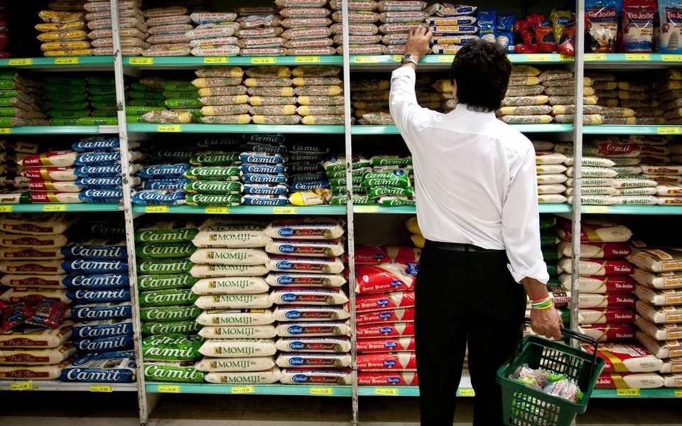 Conforme mostra a mais recente versão do relatório Focus, divulgada pela autoridade monetária na manhã desta segunda-feira (24), a mediana das expectativas dos especialistas para a inflação medida pelo IPCA (Índice de Preços ao Consumidor Amplo) caiu de 4,06% para 4,04% neste ano e de 4,39% para 4,32% em 2018, ao passo que as apostas para o PIB (Produto Interno Bruto) subiram de 0,40% para 0,43% em 2017 (Foto: Aquiles Lins) Conforme mostra a mais recente versão do relatório Focus, divulgada pela autoridade monetária na manhã desta segunda-feira (24), a mediana das expectativas dos especialistas para a inflação medida pelo IPCA (Índice de Preços ao Consumidor Amplo) caiu de 4,06% para 4,04% neste ano e de 4,39% para 4,32% em 2018, ao passo que as apostas para o PIB (Produto Interno Bruto) subiram de 0,40% para 0,43% em 2017