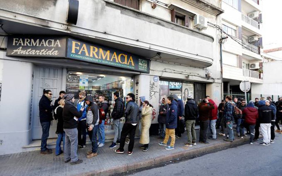 Usuários cadastrados para comprar maconha para uso recreativo esgotaram os estoques das quatro farmácias de Montevidéu registradas no Instituto de Regulamento e Controle de Cannabis do Uruguai (Ircca) no primeiro dia de vendas da substância nesses estabelecimentos; em algumas delas, o produto acabou apenas algumas horas depois de as lojas serem abertas (Foto: Paulo Emílio) Usuários cadastrados para comprar maconha para uso recreativo esgotaram os estoques das quatro farmácias de Montevidéu registradas no Instituto de Regulamento e Controle de Cannabis do Uruguai (Ircca) no primeiro dia de vendas da substância nesses estabelecimentos; em algumas delas, o produto acabou apenas algumas horas depois de as lojas serem abertas