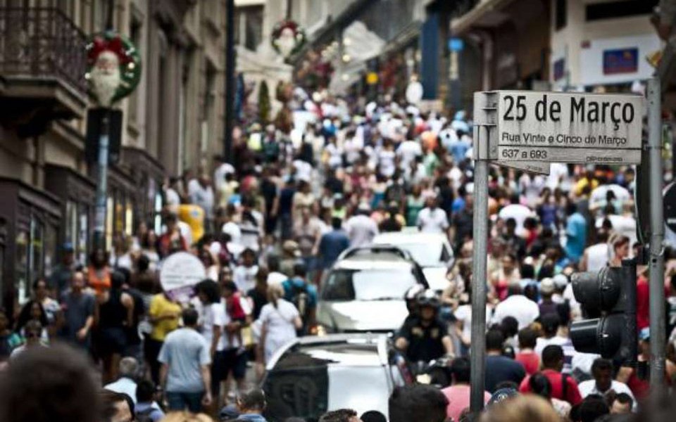 O total de desempregados em junho foi estimado em 2,07 milhões de pessoas, 42 mil a menos do que em maio. Houve 0,6% de redução no nível de ocupação, com eliminação de 59 mil postos de trabalho. Na população economicamente ativa também houve queda, porque 101 mil pessoas deixaram o mercado de trabalho (Foto: Leonardo Attuch) O total de desempregados em junho foi estimado em 2,07 milhões de pessoas, 42 mil a menos do que em maio. Houve 0,6% de redução no nível de ocupação, com eliminação de 59 mil postos de trabalho. Na população economicamente ativa também houve queda, porque 101 mil pessoas deixaram o mercado de trabalho