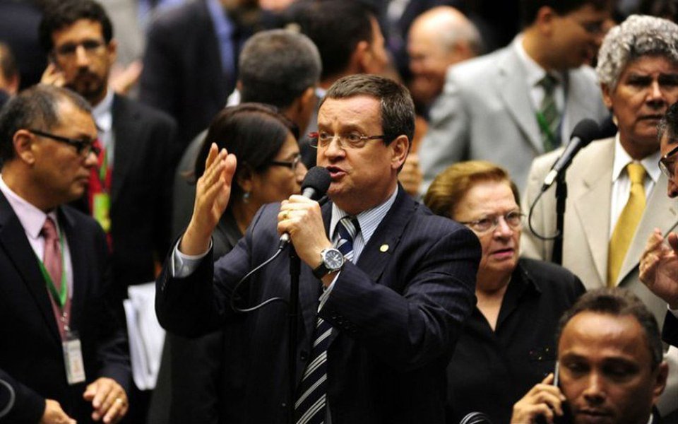 Hoje com 36 deputados federais, partido pode voltar ao tamanho que tinha antes das eleições de 2006 caso 14 integrantes se filiem ao DEM e ao PMDB; para o ex-deputado Beto Albuquerque (RS), que foi candidato a vice-presidente na chapa de Marina Silva, "é preferível ter 10 deputados a menos, mas que não nos façam passar vergonha"; "Estar no PSB e flertar com o DEM é uma esquizofrenia", opina (Foto: Gisele Federicce) Hoje com 36 deputados federais, partido pode voltar ao tamanho que tinha antes das eleições de 2006 caso 14 integrantes se filiem ao DEM e ao PMDB; para o ex-deputado Beto Albuquerque (RS), que foi candidato a vice-presidente na chapa de Marina Silva, "é preferível ter 10 deputados a menos, mas que não nos façam passar vergonha"; "Estar no PSB e flertar com o DEM é uma esquizofrenia", opina