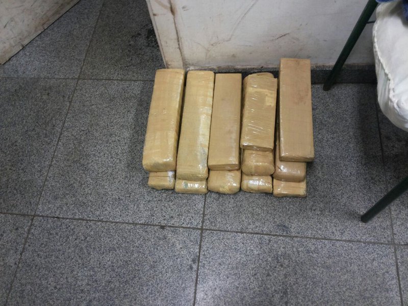 O alagoano Eronildo Gomes de Oliveira, de 27 anos, foi preso transportando 122 tabletes de maconha em fundos falsos no porta-malas, no para-choque traseiro, nas laterais e no painel de um veículo com placa de São Paulo; ele foi detido em uma abordagem da Polícia Rodoviária Federal (PRF) na BR-463, no município de Ponta Porã, no Mato Grosso do Sul (Foto: Voney Malta) O alagoano Eronildo Gomes de Oliveira, de 27 anos, foi preso transportando 122 tabletes de maconha em fundos falsos no porta-malas, no para-choque traseiro, nas laterais e no painel de um veículo com placa de São Paulo; ele foi detido em uma abordagem da Polícia Rodoviária Federal (PRF) na BR-463, no município de Ponta Porã, no Mato Grosso do Sul