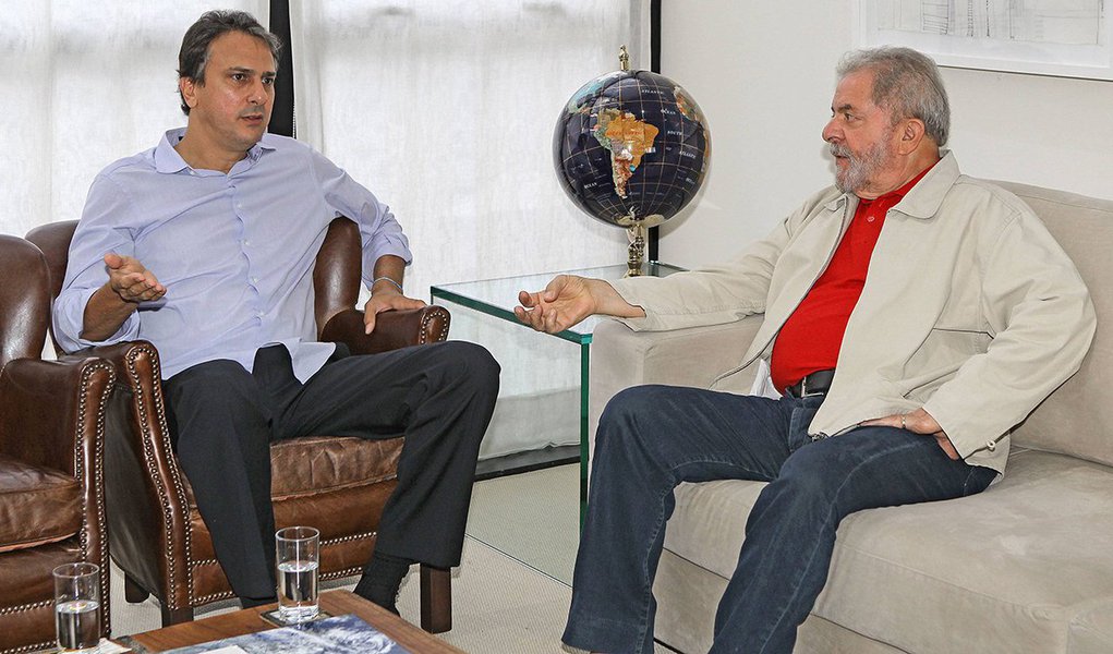 O ex-presidente Lula disse que respeita a afinidade entre o governador do Ceará, Camilo Santana (PT), e o pré-candidato a presidente, Ciro Gomes (PDT); para Lula, Camilo “tem liberdade” para apoiar quem quiser em 2018: "O Camilo é maior de idade, ele tem a liberdade de decidir, de escolher quem é o candidato dele”; mas o PT cearense defende que a sigla priorize candidatura ao governo do do estado que seja palanque para o ex-presidente (Foto: Voney Malta) O ex-presidente Lula disse que respeita a afinidade entre o governador do Ceará, Camilo Santana (PT), e o pré-candidato a presidente, Ciro Gomes (PDT); para Lula, Camilo “tem liberdade” para apoiar quem quiser em 2018: "O Camilo é maior de idade, ele tem a liberdade de decidir, de escolher quem é o candidato dele”; mas o PT cearense defende que a sigla priorize candidatura ao governo do do estado que seja palanque para o ex-presidente