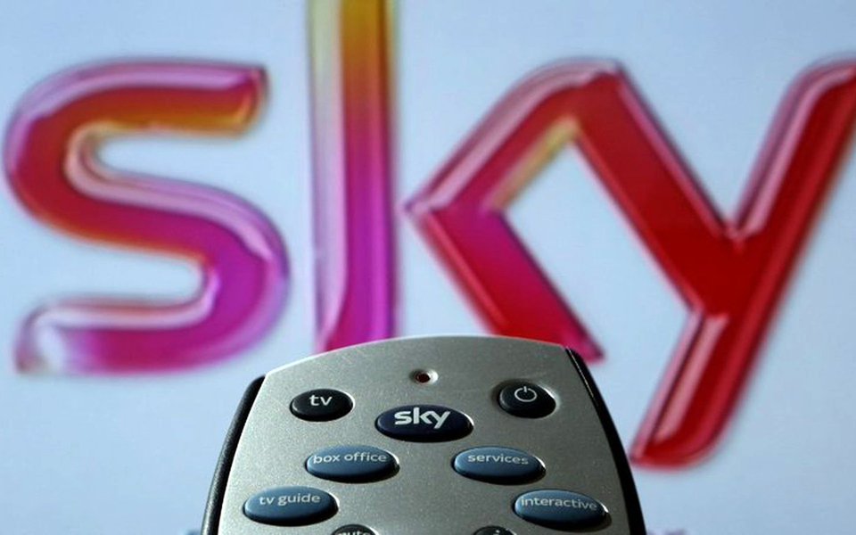 Comissão Europeia aprovou nesta sexta-feira (7) a compra da Sky, grupo britânico de televisão, pelo conglomerado norte-americano 21st Century Fox; negócio foi aprovado pela comissão – espécie de Cade local – sem restrições por considerar que a aquisição não levanta preocupações com a concorrência dos meios de comunicação na Europa; empresa americana formalizou a oferta de US$ 14,6 bilhões por 61% do controle da Sky em dezembro de 2016 (Foto: Aquiles Lins) Comissão Europeia aprovou nesta sexta-feira (7) a compra da Sky, grupo britânico de televisão, pelo conglomerado norte-americano 21st Century Fox; negócio foi aprovado pela comissão – espécie de Cade local – sem restrições por considerar que a aquisição não levanta preocupações com a concorrência dos meios de comunicação na Europa; empresa americana formalizou a oferta de US$ 14,6 bilhões por 61% do controle da Sky em dezembro de 2016