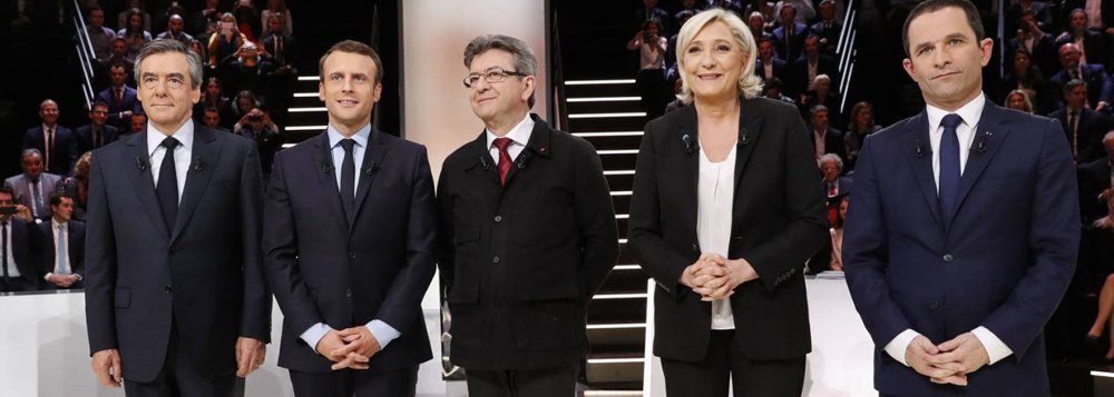 Candidato centrista Emmanuel Macron se manteve como favorito para vencer a eleição presidencial da França após o debate televisionado da noite de terça-feira, no qual se chocou com sua principal rival, Marine Le Pen, de extrema-direira, a respeito da Europa, a menos de um mês da votação; Macron foi visto como aquele que tem o melhor programa político, de acordo com uma pesquisa relâmpago que ainda o colocou como o segundo mais convincente na maratona de quatro horas com todos os 11 candidatos (Foto: Aquiles Lins) Candidato centrista Emmanuel Macron se manteve como favorito para vencer a eleição presidencial da França após o debate televisionado da noite de terça-feira, no qual se chocou com sua principal rival, Marine Le Pen, de extrema-direira, a respeito da Europa, a menos de um mês da votação; Macron foi visto como aquele que tem o melhor programa político, de acordo com uma pesquisa relâmpago que ainda o colocou como o segundo mais convincente na maratona de quatro horas com todos os 11 candidatos