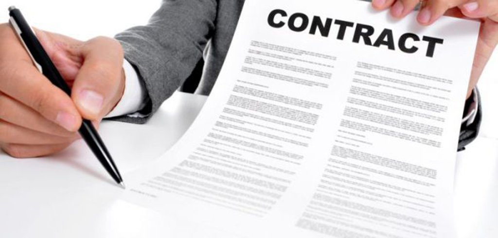 A medida que o empreendedor vai colocando seus planos de negócios em ação, a primeira dúvida que naturalmente surge é “Quais tipos de contrato serão importantes para o meu negócio?”; existem cinco tipos de contrato que todo empreendedor precisa conhecer para que possa desenvolver seu trabalho da forma mais correta e segura possível; um deles é o Contrato Social, que é basicamente a certidão de nascimento da sociedade, nele deverão estar contidas todas as informações essenciais da sociedade para o bom desenvolver de suas atividades perante terceiros e perante os próprios sócios; confira mais (Foto: Leonardo Lucena) A medida que o empreendedor vai colocando seus planos de negócios em ação, a primeira dúvida que naturalmente surge é “Quais tipos de contrato serão importantes para o meu negócio?”; existem cinco tipos de contrato que todo empreendedor precisa conhecer para que possa desenvolver seu trabalho da forma mais correta e segura possível; um deles é o Contrato Social, que é basicamente a certidão de nascimento da sociedade, nele deverão estar contidas todas as informações essenciais da sociedade para o bom desenvolver de suas atividades perante terceiros e perante os próprios sócios; confira mais