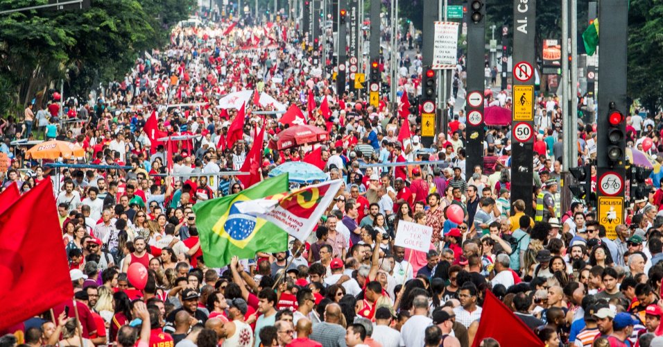Esquerdistas que não votam em Lula no primeiro turno precisam de um pacto e explicitar como reindustrializar o Brasil, "cachorro de madame" dos banqueiros, para dar o mínimo de clareza nas propostas. A história talvez seja a maior glória da esquerda, mas o passado já não é o suficiente para a materialização das propostas de quem integra este campo ideológico (Foto: Leonardo Lucena) Esquerdistas que não votam em Lula no primeiro turno precisam de um pacto e explicitar como reindustrializar o Brasil, "cachorro de madame" dos banqueiros, para dar o mínimo de clareza nas propostas. A história talvez seja a maior glória da esquerda, mas o passado já não é o suficiente para a materialização das propostas de quem integra este campo ideológico
