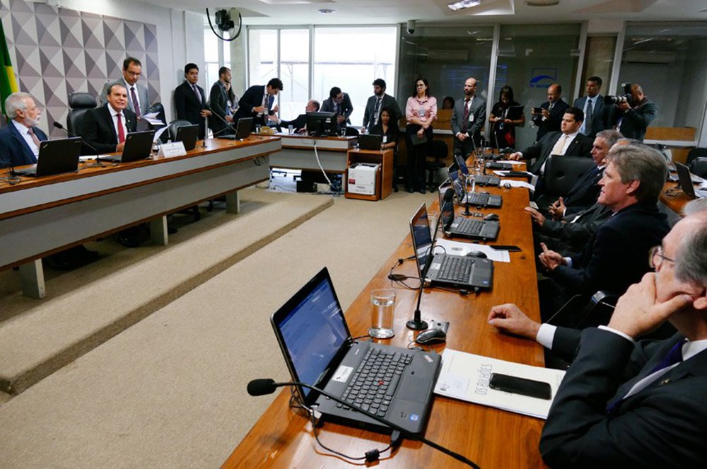 Senador Ataídes Oliveira (PSDB-TO) afirmou nesta terça-feira (4) que a Comissão de Transparência, Governança, Fiscalização e Controle e Defesa do Consumidor (CTFC) atuará preventivamente no combate à corrupção, envolvendo a sociedade no processo de fiscalização; para Ataídes, com os resultados da Operação Lava Jato, o país tem que mudar completamente suas práticas e passar a usar com zelo os recursos públicos; "Mais do que nunca é nosso dever fiscalizar e controlar cada ato, cada projeto, cada iniciativa do Poder Executivo. Temos que ser rigorosos ao cobrar lisura. Investigar e fechar todas as brechas possíveis para eventuais malfeitos" (Foto: Aquiles Lins) Senador Ataídes Oliveira (PSDB-TO) afirmou nesta terça-feira (4) que a Comissão de Transparência, Governança, Fiscalização e Controle e Defesa do Consumidor (CTFC) atuará preventivamente no combate à corrupção, envolvendo a sociedade no processo de fiscalização; para Ataídes, com os resultados da Operação Lava Jato, o país tem que mudar completamente suas práticas e passar a usar com zelo os recursos públicos; "Mais do que nunca é nosso dever fiscalizar e controlar cada ato, cada projeto, cada iniciativa do Poder Executivo. Temos que ser rigorosos ao cobrar lisura. Investigar e fechar todas as brechas possíveis para eventuais malfeitos"