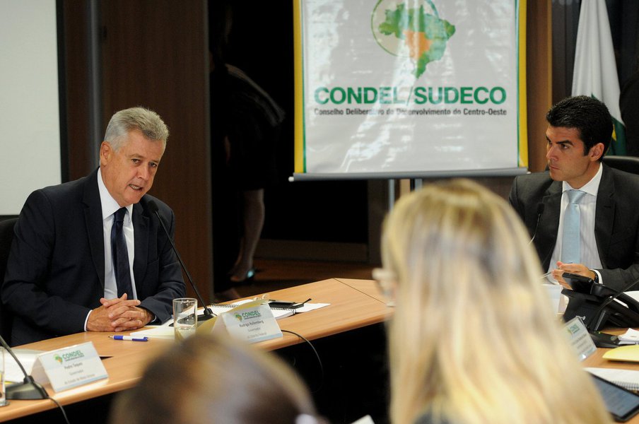 A programação do Fundo Constitucional de Financiamento do Centro-Oeste (FCO) para 2017 conta com novas definições; o Conselho Deliberativo do Centro-Oeste, órgão de administração colegiada vinculado ao Ministério da Integração Nacional, decidiu que as propostas no valor de até R$ 1 milhão terão os processos simplificados; também foi acertado que a assistência máxima será ampliada: passará de R$ 300 milhões para R$ 400 milhões; essas foram as principais definições acerca do fundo deliberadas durante a 7ª reunião ordinária do grupo, na sede do Banco do Brasil (Foto: Leonardo Lucena) A programação do Fundo Constitucional de Financiamento do Centro-Oeste (FCO) para 2017 conta com novas definições; o Conselho Deliberativo do Centro-Oeste, órgão de administração colegiada vinculado ao Ministério da Integração Nacional, decidiu que as propostas no valor de até R$ 1 milhão terão os processos simplificados; também foi acertado que a assistência máxima será ampliada: passará de R$ 300 milhões para R$ 400 milhões; essas foram as principais definições acerca do fundo deliberadas durante a 7ª reunião ordinária do grupo, na sede do Banco do Brasil