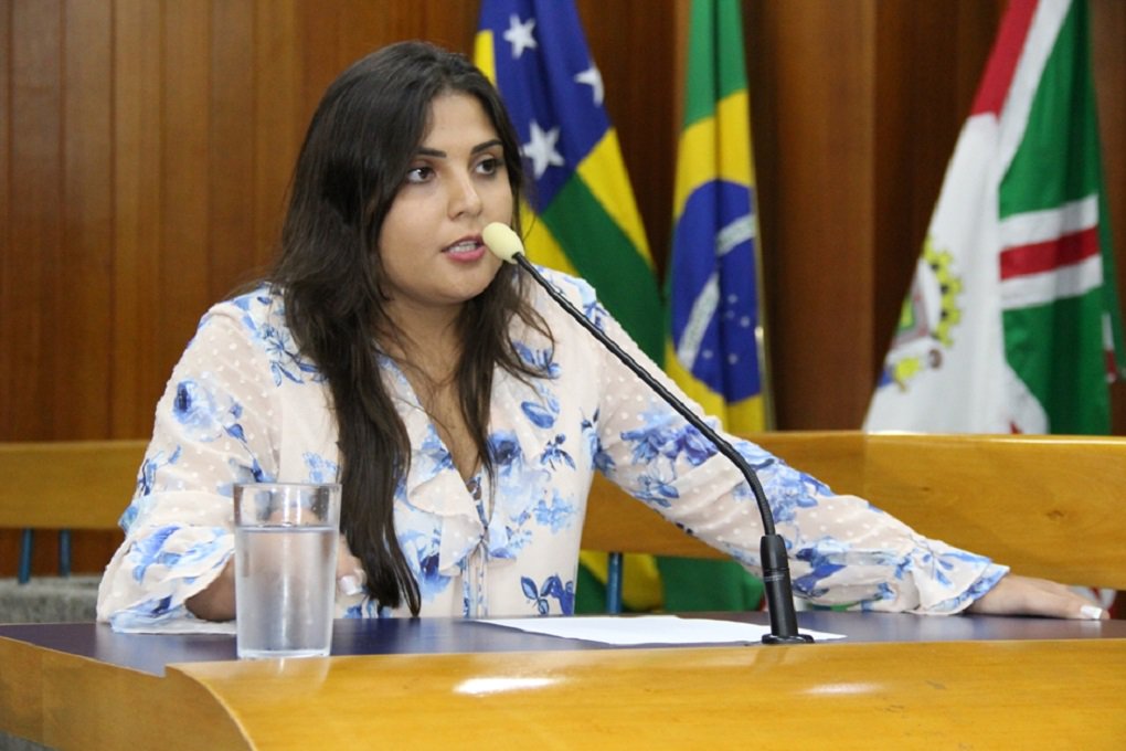 "Goiânia tem hoje a pior saúde do País, o pior programa de habitação e o pior transporte público. Ou seja, temos o pior prefeito do País"; com essa declaração, feita da tribuna da Câmara, na sessão desta terça-feira (4), a vereadora Sabrina Garcêz, PMB, sugeriu ao prefeito Iris Rezende que renuncie ao cargo; "Parece que ele está com problema de saúde e isso o impede de exercer o cargo plenamente. Quem toma as decisões no Paço é a sua esposa Iris Araújo, que o prefeito apoia para que ela seja deputada federal. Enquanto isso, a cidade vive um caos administrativo", completou (Foto: José Barbacena) "Goiânia tem hoje a pior saúde do País, o pior programa de habitação e o pior transporte público. Ou seja, temos o pior prefeito do País"; com essa declaração, feita da tribuna da Câmara, na sessão desta terça-feira (4), a vereadora Sabrina Garcêz, PMB, sugeriu ao prefeito Iris Rezende que renuncie ao cargo; "Parece que ele está com problema de saúde e isso o impede de exercer o cargo plenamente. Quem toma as decisões no Paço é a sua esposa Iris Araújo, que o prefeito apoia para que ela seja deputada federal. Enquanto isso, a cidade vive um caos administrativo", completou