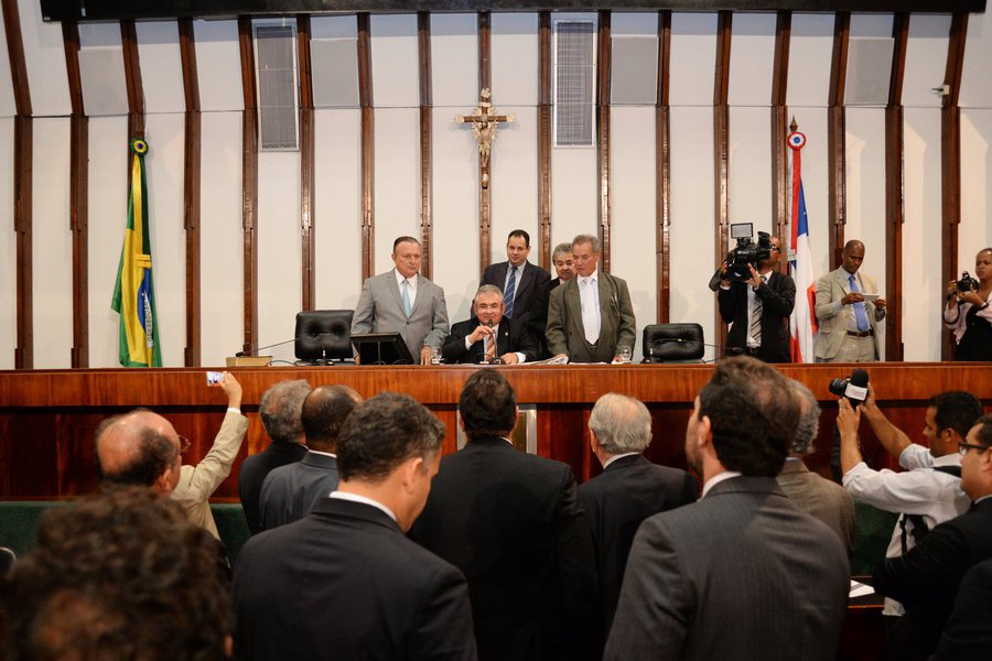 A Assembleia Legislativa da Bahia aprovou por unanimidade na noite desta quarta-feira o fim da reeleição para presidente da Casa dentro de uma mesma legislatura, assim como dos demais membros da Mesa Diretora; com a decisão, o futuro presidente do Legislativo passa a ter mandato de dois anos, vedada a reeleição imediatamente subsequente; o placar da votação foi de 47 votos favoráveis à medida, considerada histórica pela maioria dos parlamentares; substituto de Marcelo Nilo (PSL), que conduziu a Assembleia por cinco mandatos consecutivos, o deputado Ângelo Coronel (PSD) comemorou o "fato histórico" (Foto: Romulo Faro) A Assembleia Legislativa da Bahia aprovou por unanimidade na noite desta quarta-feira o fim da reeleição para presidente da Casa dentro de uma mesma legislatura, assim como dos demais membros da Mesa Diretora; com a decisão, o futuro presidente do Legislativo passa a ter mandato de dois anos, vedada a reeleição imediatamente subsequente; o placar da votação foi de 47 votos favoráveis à medida, considerada histórica pela maioria dos parlamentares; substituto de Marcelo Nilo (PSL), que conduziu a Assembleia por cinco mandatos consecutivos, o deputado Ângelo Coronel (PSD) comemorou o "fato histórico"