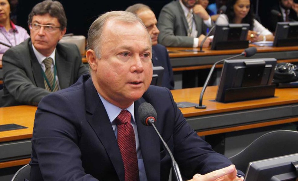 O deputado federal Paulo Azi (DEM) diz que "os petistas estão apavorados com a possibilidade de ACM Neto (DEM) se candidatar ao governo do Estado" em 2018; "Eles fazem pesquisas todas as semanas e não se conformam com a possibilidade de ACM Neto concorrer ao governo do Estado. Essas pesquisas, inclusive, colocam o prefeito dando de goleada no governador", afirma o democrata; para Azi, "o bom desempenho que Neto tem tido nas pesquisas" para o pleito do ano que vem "tem deixado os adversários nervosos" (Foto: Romulo Faro) O deputado federal Paulo Azi (DEM) diz que "os petistas estão apavorados com a possibilidade de ACM Neto (DEM) se candidatar ao governo do Estado" em 2018; "Eles fazem pesquisas todas as semanas e não se conformam com a possibilidade de ACM Neto concorrer ao governo do Estado. Essas pesquisas, inclusive, colocam o prefeito dando de goleada no governador", afirma o democrata; para Azi, "o bom desempenho que Neto tem tido nas pesquisas" para o pleito do ano que vem "tem deixado os adversários nervosos"