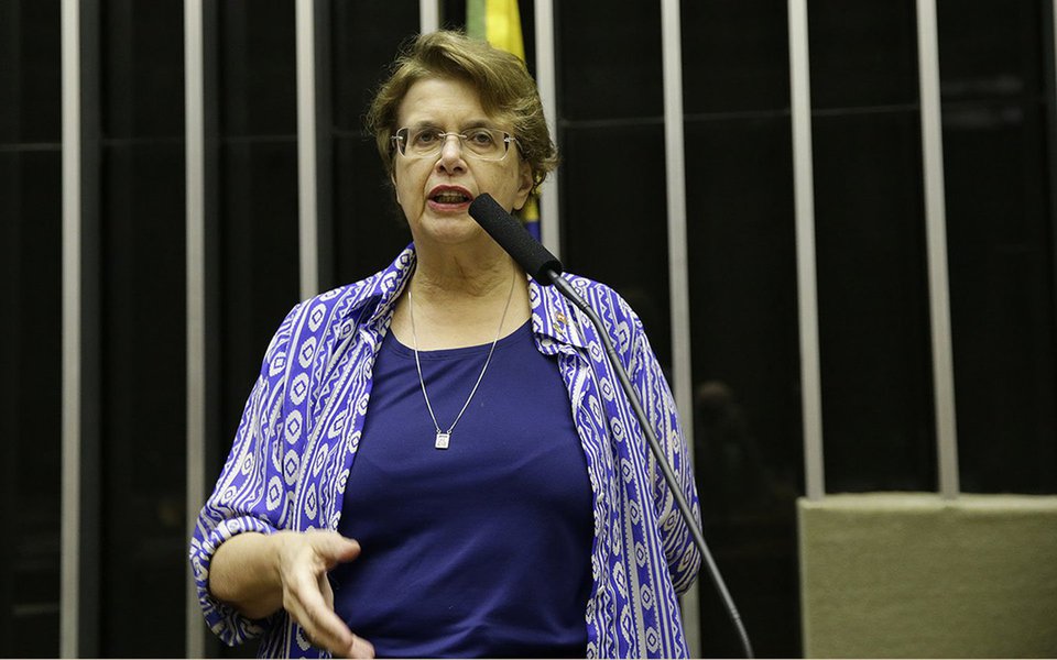 A deputada federal Margarida Salomão (PT-MG) entrará, nesta quarta-feira (19), com representação no MPF e no TCU contra a privatização do Satélite Geoestacionário de Defesa e Comunicações Estratégicas (SGDC); idealizado pelos Governos Lula e Dilma para massificar o acesso à banda larga e promover a inclusão digital, agora o caráter público do SGDC será abandonado e grandes operadoras de telecomunicações se beneficiarão, sem exigência de qualquer meta de universalização ou preço mínimo de venda; "Edital não exige das empresas nenhuma meta de cobertura, universalização ou preço mínimo do serviço. Não foi sequer utilizada a tradicional mescla entre áreas nobres com áreas pouco rentáveis. O citado edital exige apenas o vago "cumprir as metas do PNBL"", diz (Foto: Paulo Emílio) A deputada federal Margarida Salomão (PT-MG) entrará, nesta quarta-feira (19), com representação no MPF e no TCU contra a privatização do Satélite Geoestacionário de Defesa e Comunicações Estratégicas (SGDC); idealizado pelos Governos Lula e Dilma para massificar o acesso à banda larga e promover a inclusão digital, agora o caráter público do SGDC será abandonado e grandes operadoras de telecomunicações se beneficiarão, sem exigência de qualquer meta de universalização ou preço mínimo de venda; "Edital não exige das empresas nenhuma meta de cobertura, universalização ou preço mínimo do serviço. Não foi sequer utilizada a tradicional mescla entre áreas nobres com áreas pouco rentáveis. O citado edital exige apenas o vago "cumprir as metas do PNBL"", diz