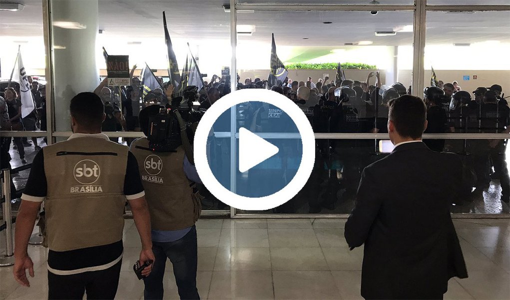 Imagens publicadas nas redes sociais mostram um ato de policiais civis contra a proposta da reforma da Previdência do governo Temer e a entrada no prédio da Câmara dos Deputados; a polícia legislativa e a tropa de choque reagiram com bombas e gás de pimenta; alguns presentes começaram a passar mal e manifestantes quebraram vidros da chapelaria; Temer disse hoje que as mudanças não afetarão os mais pobres; com impasse sobre idade mínima para aposentadoria, leitura do relatório foi adiada para esta quarta-feira 19; confira o vídeo (Foto: Gisele Federicce) Imagens publicadas nas redes sociais mostram um ato de policiais civis contra a proposta da reforma da Previdência do governo Temer e a entrada no prédio da Câmara dos Deputados; a polícia legislativa e a tropa de choque reagiram com bombas e gás de pimenta; alguns presentes começaram a passar mal e manifestantes quebraram vidros da chapelaria; Temer disse hoje que as mudanças não afetarão os mais pobres; com impasse sobre idade mínima para aposentadoria, leitura do relatório foi adiada para esta quarta-feira 19; confira o vídeo