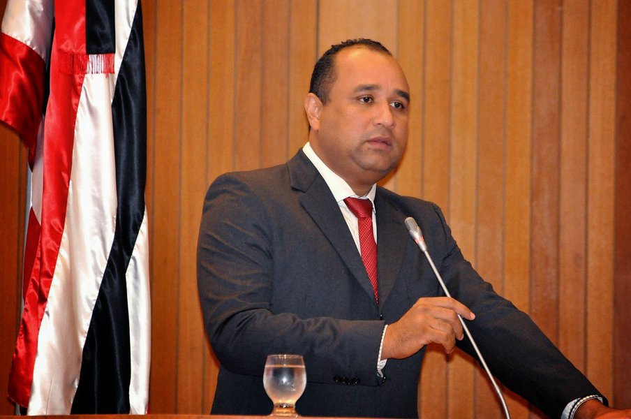 O deputado estadual Roberto Costa (PMDB) fez duras críticas a Procuradoria de República e classificou de “chantagem” a ameaça de parar as investigações da Operação Lava Jato, em decorrência da aprovação da emenda que pune juízes e promotores por abuso de autoridade; o protesto foi feito em discurso na Assembleia; "Nós vimos às posições que a Procuradoria da República tomou inclusive de ameaçar abandonar toda a investigação da Lava Jato. Ali foi muito ruim aquele posicionamento porque passou para a população e para todas as instituições uma ameaça de chantagem, não apenas com a classe política, mas com o País" (Foto: Leonardo Lucena) O deputado estadual Roberto Costa (PMDB) fez duras críticas a Procuradoria de República e classificou de “chantagem” a ameaça de parar as investigações da Operação Lava Jato, em decorrência da aprovação da emenda que pune juízes e promotores por abuso de autoridade; o protesto foi feito em discurso na Assembleia; "Nós vimos às posições que a Procuradoria da República tomou inclusive de ameaçar abandonar toda a investigação da Lava Jato. Ali foi muito ruim aquele posicionamento porque passou para a população e para todas as instituições uma ameaça de chantagem, não apenas com a classe política, mas com o País"