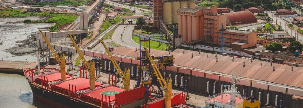 O porto de Itaqui, em São Luís, pretende iniciar no segundo semestre deste ano as operações com contêineres, para tornar-se mais uma opção de saída para a carne exportada pelo Brasil. Foram investidos R$ 30 milhões em adequações que permitirão a movimentação de contêineres simples e os "reefers" – refrigerados e voltados a perecíveis (Foto: Leonardo Lucena) O porto de Itaqui, em São Luís, pretende iniciar no segundo semestre deste ano as operações com contêineres, para tornar-se mais uma opção de saída para a carne exportada pelo Brasil. Foram investidos R$ 30 milhões em adequações que permitirão a movimentação de contêineres simples e os "reefers" – refrigerados e voltados a perecíveis