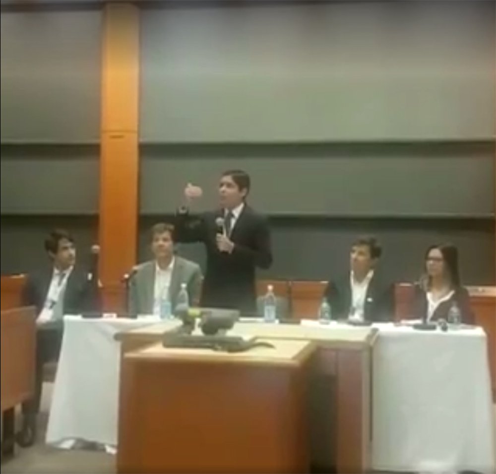 Durante palestra na Universidade de Harvard, nos Estados Unidos, sobre inovação na gestão da pública, o prefeito de Salvador, ACM Neto (DEM), afirmou que o “O Brasil vive uma grande crise que tem tudo a ver com a política e com os políticos”; ele também apresentou números da administração de Salvador e disse ser possível fazer política social sem populismo (Foto: Voney Malta) Durante palestra na Universidade de Harvard, nos Estados Unidos, sobre inovação na gestão da pública, o prefeito de Salvador, ACM Neto (DEM), afirmou que o “O Brasil vive uma grande crise que tem tudo a ver com a política e com os políticos”; ele também apresentou números da administração de Salvador e disse ser possível fazer política social sem populismo