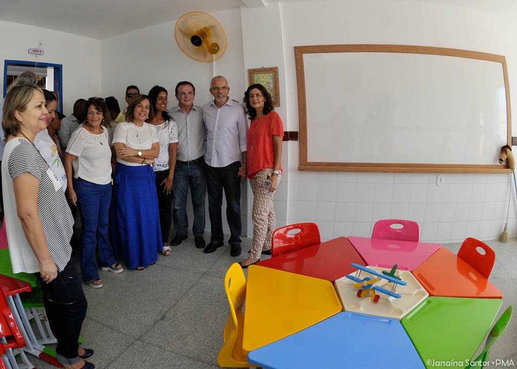 O prefeito Edvaldo Nogueira chegou ao 100º dia do seu governo em Aracaju reafirmando o seu compromisso com a expansão da educação pública de qualidade; neste sentido, ele realizou, nesta segunda-feira (10), no bairro 17 de Março, a aula inaugural da Escola Municipal de Educação Infantil Dr. José Calumby Filho, unidade de ensino que receberá 250 crianças, e assinou a ordem de serviço para construção da primeira escola de Ensino Fundamental da localidade (Foto: José Barbacena) O prefeito Edvaldo Nogueira chegou ao 100º dia do seu governo em Aracaju reafirmando o seu compromisso com a expansão da educação pública de qualidade; neste sentido, ele realizou, nesta segunda-feira (10), no bairro 17 de Março, a aula inaugural da Escola Municipal de Educação Infantil Dr. José Calumby Filho, unidade de ensino que receberá 250 crianças, e assinou a ordem de serviço para construção da primeira escola de Ensino Fundamental da localidade