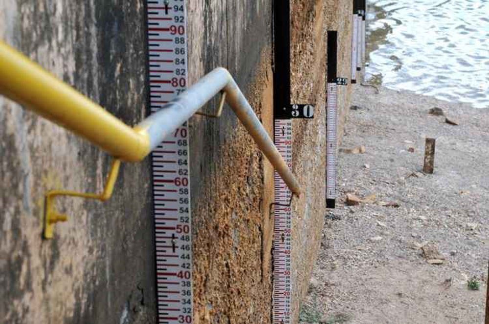 A Caesb informou que devolverá ao consumidor do Distrito Federal o dinheiro que não foi gasto da tarifa de contingência, que deixa a conta de água e de esgoto 20% mais cara; desde outubro, quando começou a ser aplicada, ela rendeu R$ 31,9 milhões ao governo, mas o recursos pode usado apenas em ações específicas para enfrentar a crise hídrica; é proibida a aplicação em gastos de pessoal ou custeio (Foto: Leonardo Lucena) A Caesb informou que devolverá ao consumidor do Distrito Federal o dinheiro que não foi gasto da tarifa de contingência, que deixa a conta de água e de esgoto 20% mais cara; desde outubro, quando começou a ser aplicada, ela rendeu R$ 31,9 milhões ao governo, mas o recursos pode usado apenas em ações específicas para enfrentar a crise hídrica; é proibida a aplicação em gastos de pessoal ou custeio