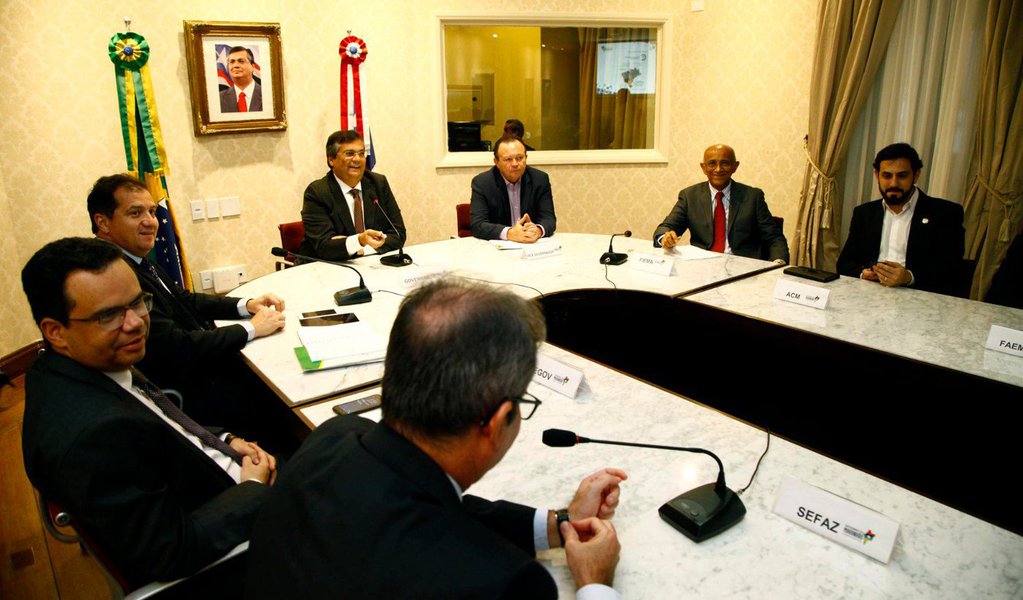 Em mais uma reunião com entidades integrantes do Conselho Empresarial do Maranhão (CEMA), o governador Flávio Dino fez uma exposição da atual conjuntura maranhense em relação a situação fiscal, problemas que ainda pesam, o esforço do Governo, manutenção e ampliação dos serviços públicos e investimentos privados; também foram abordados problemas fiscais que ainda pesam, como o subfinanciamento da saúde, área que o governo tem que desembolsar R$ 1,6 bilhão por ano para complementar os repasses federais; “Tenho quatro dogmas de fé no Governo: manter a folha dos servidores, os Poderes, a saúde e as contas em dia”, ressaltou (Foto: Leonardo Lucena) Em mais uma reunião com entidades integrantes do Conselho Empresarial do Maranhão (CEMA), o governador Flávio Dino fez uma exposição da atual conjuntura maranhense em relação a situação fiscal, problemas que ainda pesam, o esforço do Governo, manutenção e ampliação dos serviços públicos e investimentos privados; também foram abordados problemas fiscais que ainda pesam, como o subfinanciamento da saúde, área que o governo tem que desembolsar R$ 1,6 bilhão por ano para complementar os repasses federais; “Tenho quatro dogmas de fé no Governo: manter a folha dos servidores, os Poderes, a saúde e as contas em dia”, ressaltou
