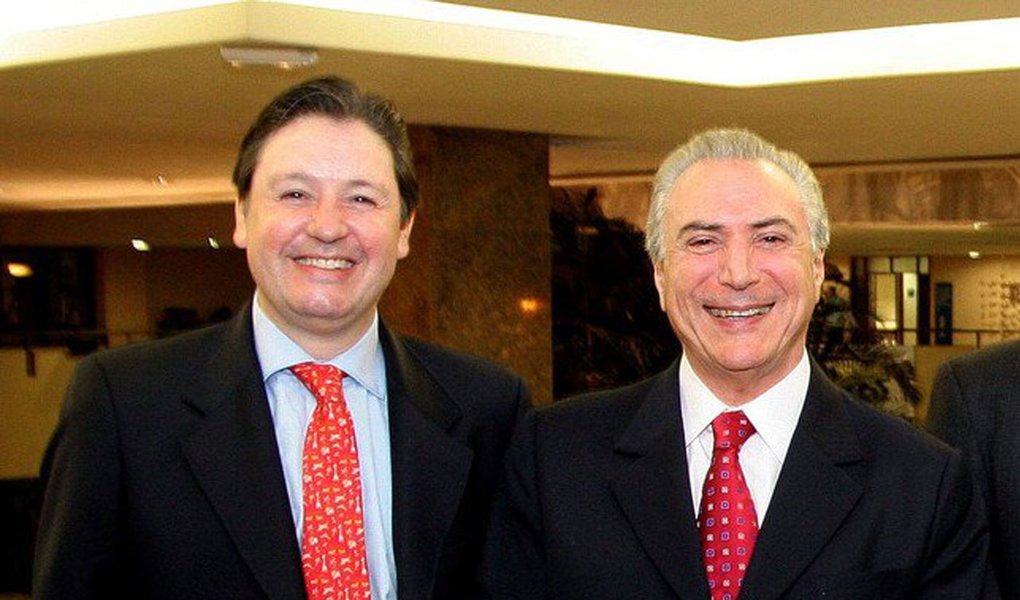 Deputado afastado federal Rocha Loures (PMDB-PR) poderá fazer acordo de delação premiada com a Procuradoria Geral da República; considerado "homem de confiança" de Michel Temer, o parlamentar contratou o advogado José Luiz de Oliveira Lima, o Dr. Juca, para defendê-lo das acusações de recebimento de propina do empresário Joesley Batista, dono da JBS; "O roteiro já é conhecido. A mídia vai continuar divulgado a conta gotas vídeos e conversas, depois vem a cassação na Câmara e, ao final, a cadeia de Curitiba", disse ao Blog do Esmael um amigo do deputado (Foto: Aquiles Lins) Deputado afastado federal Rocha Loures (PMDB-PR) poderá fazer acordo de delação premiada com a Procuradoria Geral da República; considerado "homem de confiança" de Michel Temer, o parlamentar contratou o advogado José Luiz de Oliveira Lima, o Dr. Juca, para defendê-lo das acusações de recebimento de propina do empresário Joesley Batista, dono da JBS; "O roteiro já é conhecido. A mídia vai continuar divulgado a conta gotas vídeos e conversas, depois vem a cassação na Câmara e, ao final, a cadeia de Curitiba", disse ao Blog do Esmael um amigo do deputado