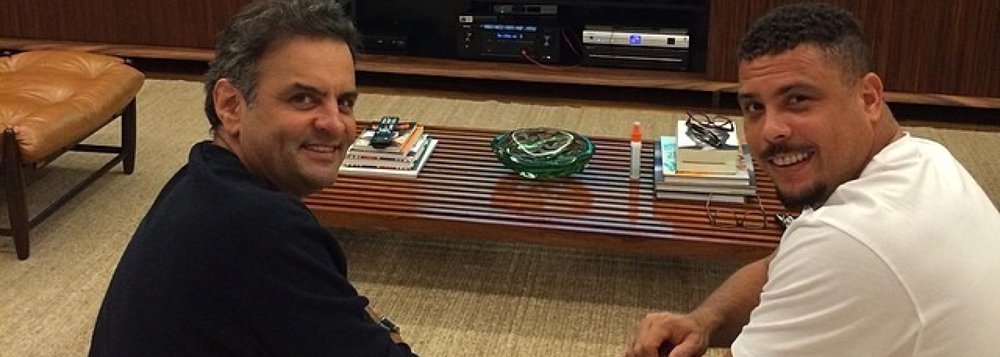 O ex-jogador Ronaldo, amigo pessoal de Aécio Neves e apoiador de sua campanha à Presidência em 2014, falou sobre política pela primeira vez desde o escândalo envolvendo o senador mineiro; em entrevista, Ronaldo se disse decepcionado com a situação política do país, mas não citou o amigo (Foto: Giuliana Miranda) O ex-jogador Ronaldo, amigo pessoal de Aécio Neves e apoiador de sua campanha à Presidência em 2014, falou sobre política pela primeira vez desde o escândalo envolvendo o senador mineiro; em entrevista, Ronaldo se disse decepcionado com a situação política do país, mas não citou o amigo