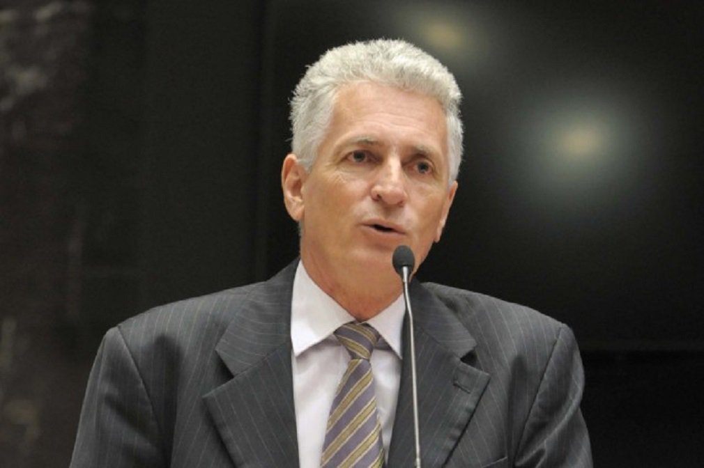 O deputado estadual Rogério Correia (PT) comentou mais uma denúncia da revista Veja contra o senador mineiro Aécio Neves;"O custo foi de 2,1 bi - superfaturado para agradar o cartel dos amigos e garantir a propina - e uma jogada de marketing do playboy, que queria se passar por Juscelino Kubitscheck , com 50 anos de atraso", afirmou o parlamentar; "A denúncia já faço há anos e como água mole em pedra dura tanto bate até que fura, Dr Janot parece que finalmente vai abrir processo no STF" (Foto: José Barbacena) O deputado estadual Rogério Correia (PT) comentou mais uma denúncia da revista Veja contra o senador mineiro Aécio Neves;"O custo foi de 2,1 bi - superfaturado para agradar o cartel dos amigos e garantir a propina - e uma jogada de marketing do playboy, que queria se passar por Juscelino Kubitscheck , com 50 anos de atraso", afirmou o parlamentar; "A denúncia já faço há anos e como água mole em pedra dura tanto bate até que fura, Dr Janot parece que finalmente vai abrir processo no STF"