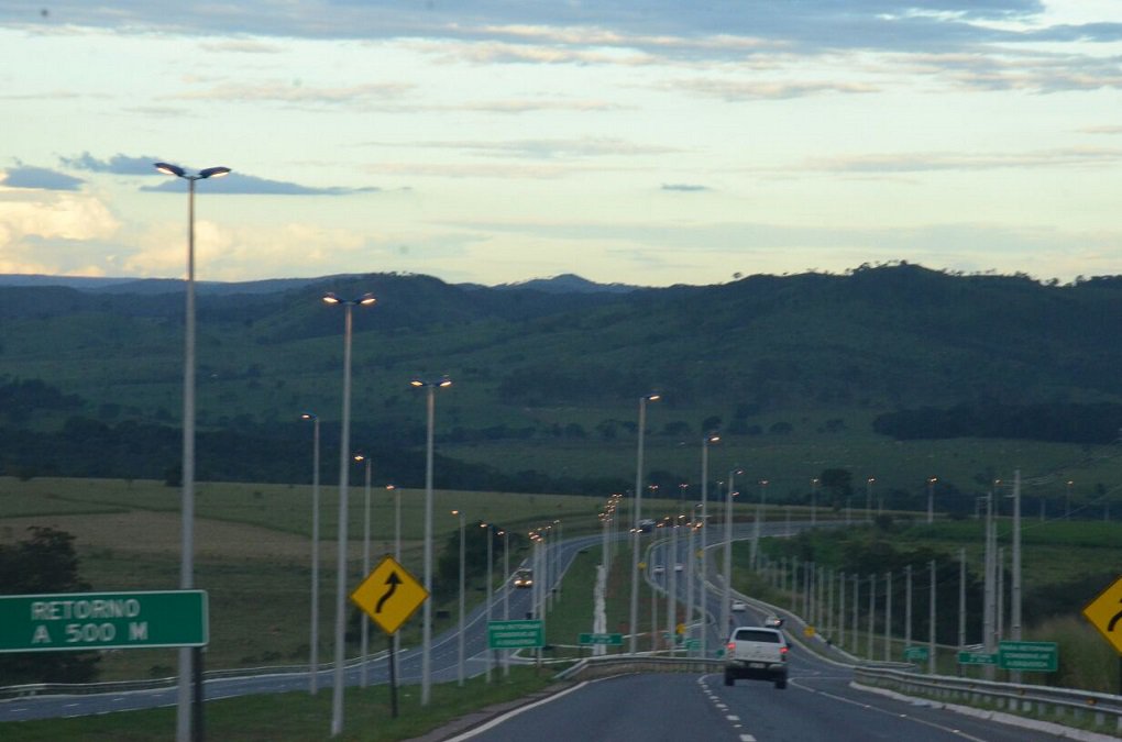 Ao entregar a duplicação da GO-020, trecho Autódromo de Goiânia - Bela Vista de Goiás até o trevo de acesso a Piracanjuba, o governador Marconi Perillo afirmou que ao término deste mandato todas as rodovias que dão acesso a Goiânia estarão asfaltadas e duplicadas; ele ressaltou que os recursos já estão assegurados, referindo-se ao Programa de Investimentos Goiás na Frente. “Agora é chamar as empresas de construção. Parando a chuva, naturalmente, pra não ter desperdício, e botar as máquinas para gerar dezenas de milhares de empregos nesse Estado inteiro; de Norte a Sul, de Leste a Oeste”, disse; oito rodovias de acesso à Capital, seis já estão duplicadas e prontas (Foto: José Barbacena) Ao entregar a duplicação da GO-020, trecho Autódromo de Goiânia - Bela Vista de Goiás até o trevo de acesso a Piracanjuba, o governador Marconi Perillo afirmou que ao término deste mandato todas as rodovias que dão acesso a Goiânia estarão asfaltadas e duplicadas; ele ressaltou que os recursos já estão assegurados, referindo-se ao Programa de Investimentos Goiás na Frente. “Agora é chamar as empresas de construção. Parando a chuva, naturalmente, pra não ter desperdício, e botar as máquinas para gerar dezenas de milhares de empregos nesse Estado inteiro; de Norte a Sul, de Leste a Oeste”, disse; oito rodovias de acesso à Capital, seis já estão duplicadas e prontas