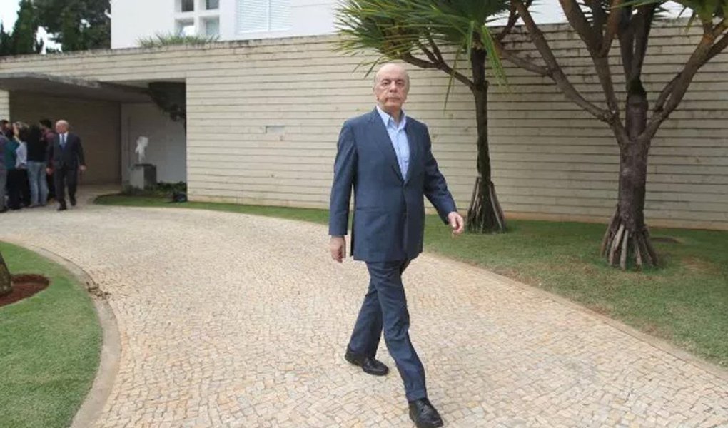 Senador afastado Aécio Neves (PSDB) desrespeitou a ordem judicial de não manter contato com investigados ao receber em sua casa o também investigado José Serra (PSDB); encontro se deu nesta quinta (18), horas depois da determinação de Edson Fachin, relator da Lava Jato no Supremo Tribunal Federal; ministro impôs a restrição em lugar de prendê-lo, como solicitou o Ministério Público Federal; se Fachin considerar que sua ordem foi desrespeitada, uma das hipóteses é determinar a prisão de Aécio (Foto: Aquiles Lins) Senador afastado Aécio Neves (PSDB) desrespeitou a ordem judicial de não manter contato com investigados ao receber em sua casa o também investigado José Serra (PSDB); encontro se deu nesta quinta (18), horas depois da determinação de Edson Fachin, relator da Lava Jato no Supremo Tribunal Federal; ministro impôs a restrição em lugar de prendê-lo, como solicitou o Ministério Público Federal; se Fachin considerar que sua ordem foi desrespeitada, uma das hipóteses é determinar a prisão de Aécio