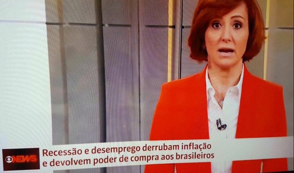 Enquanto a comentarista de economia e política da GloboNews, Thaís Herédia, discursava, o letreiro abaixo dizia: “Recessão e desemprego derrubam inflação e devolvem poder de compra aos brasileiros”. O diabo é que a informação da Globo é tão falsa quanto uma nota de três reais. Mas continua uma aposta da emissora… A notícia verdadeira seria que a recessão atinge os trabalhadores brasileiros, que perdem o emprego e a capacidade de compra (poder de compra) (Foto: Esmael Morais) Enquanto a comentarista de economia e política da GloboNews, Thaís Herédia, discursava, o letreiro abaixo dizia: “Recessão e desemprego derrubam inflação e devolvem poder de compra aos brasileiros”. O diabo é que a informação da Globo é tão falsa quanto uma nota de três reais. Mas continua uma aposta da emissora… A notícia verdadeira seria que a recessão atinge os trabalhadores brasileiros, que perdem o emprego e a capacidade de compra (poder de compra)