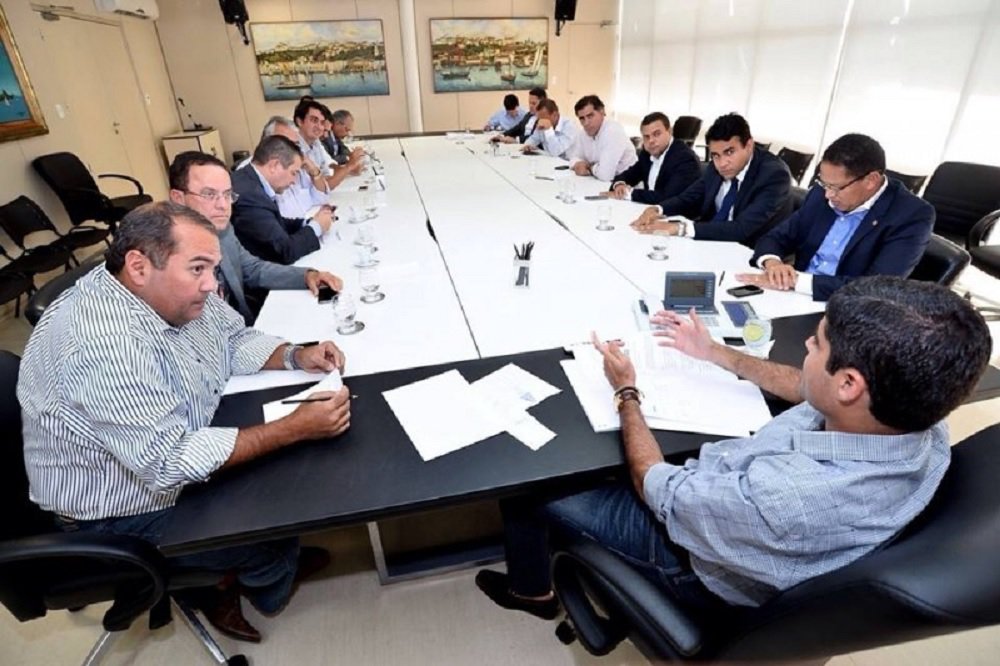 Nos bastidores, a 'reunião de trabalho' teve como objetivo analisar possíveis pontos fracos da gestão de Rui a serem atacados, com vistas a uma possível candidatura de ACM Neto a governador em 2018; mas os parlamentares negam esse viés. O deputado Pedro Tavares, do PMDB, afirmou que "foi apenas uma reunião de trabalho"; o encontro contou com as presenças de 19 dos 21 deputados da minoria; expectativa é de que os encontros aconteçam regularmente uma vez por mês a partir de então (Foto: Romulo Faro) Nos bastidores, a 'reunião de trabalho' teve como objetivo analisar possíveis pontos fracos da gestão de Rui a serem atacados, com vistas a uma possível candidatura de ACM Neto a governador em 2018; mas os parlamentares negam esse viés. O deputado Pedro Tavares, do PMDB, afirmou que "foi apenas uma reunião de trabalho"; o encontro contou com as presenças de 19 dos 21 deputados da minoria; expectativa é de que os encontros aconteçam regularmente uma vez por mês a partir de então
