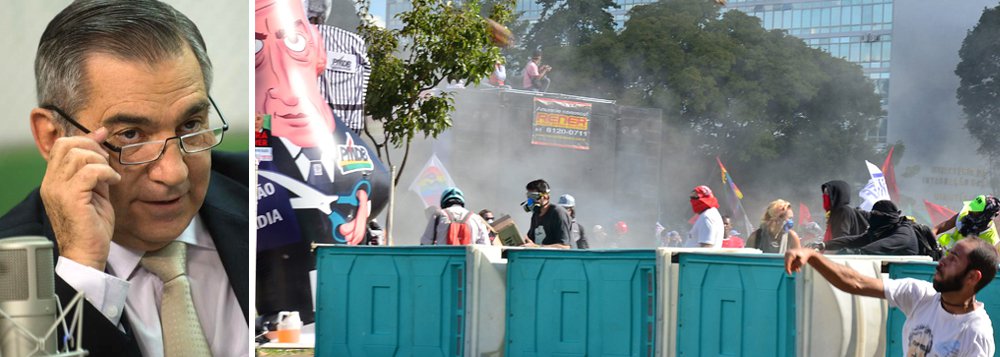 Ex-ministro define como uma "grande vitória" a manifestação realizada nesta quarta-feira 24 em Brasília contra as reformas do governo Temer e denuncia os atos de vandalismo praticados por, segundo ele, "infiltrados provocadores"; "Seria enorme ingenuidade nossa não ver que disfarçados de jovens radicais os infiltrados provocadores procuravam destruir nosso ato e sua repercussão", diz; segundo ele, o grupo de "moleques black blocs" fazia seus ataques contra os PMs, que revidavam contra "nossa gente" (Foto: Felipe L. Goncalves) Ex-ministro define como uma "grande vitória" a manifestação realizada nesta quarta-feira 24 em Brasília contra as reformas do governo Temer e denuncia os atos de vandalismo praticados por, segundo ele, "infiltrados provocadores"; "Seria enorme ingenuidade nossa não ver que disfarçados de jovens radicais os infiltrados provocadores procuravam destruir nosso ato e sua repercussão", diz; segundo ele, o grupo de "moleques black blocs" fazia seus ataques contra os PMs, que revidavam contra "nossa gente"