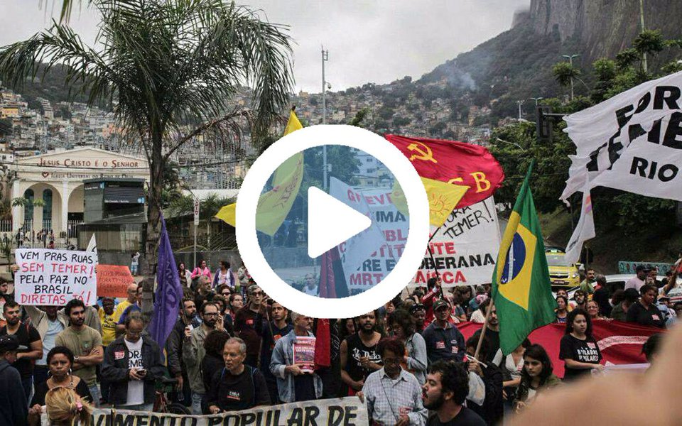 Centenas de trabalhadores se organizam em direção à casa do presidente da Câmara, Rodrigo Maia (DEM-RJ), no Rio para protestar contra o parlamentar, um dos principais agentes para a aprovação das reformas trabalhista e da previdência, além de ser acusado de corrupção; cariocas também compareceram à orla da Praia de Copacabana, na Zona Sul do Rio, para pedir tanto a saída de Michel Temer; A gente não consegue entender como um político é patriota sendo corrupto", disse um manifestantes; participantes também pediram saída o governador do Rio de Janeiro, Luiz Fernando Pezão (Foto: Leonardo Lucena) Centenas de trabalhadores se organizam em direção à casa do presidente da Câmara, Rodrigo Maia (DEM-RJ), no Rio para protestar contra o parlamentar, um dos principais agentes para a aprovação das reformas trabalhista e da previdência, além de ser acusado de corrupção; cariocas também compareceram à orla da Praia de Copacabana, na Zona Sul do Rio, para pedir tanto a saída de Michel Temer; A gente não consegue entender como um político é patriota sendo corrupto", disse um manifestantes; participantes também pediram saída o governador do Rio de Janeiro, Luiz Fernando Pezão